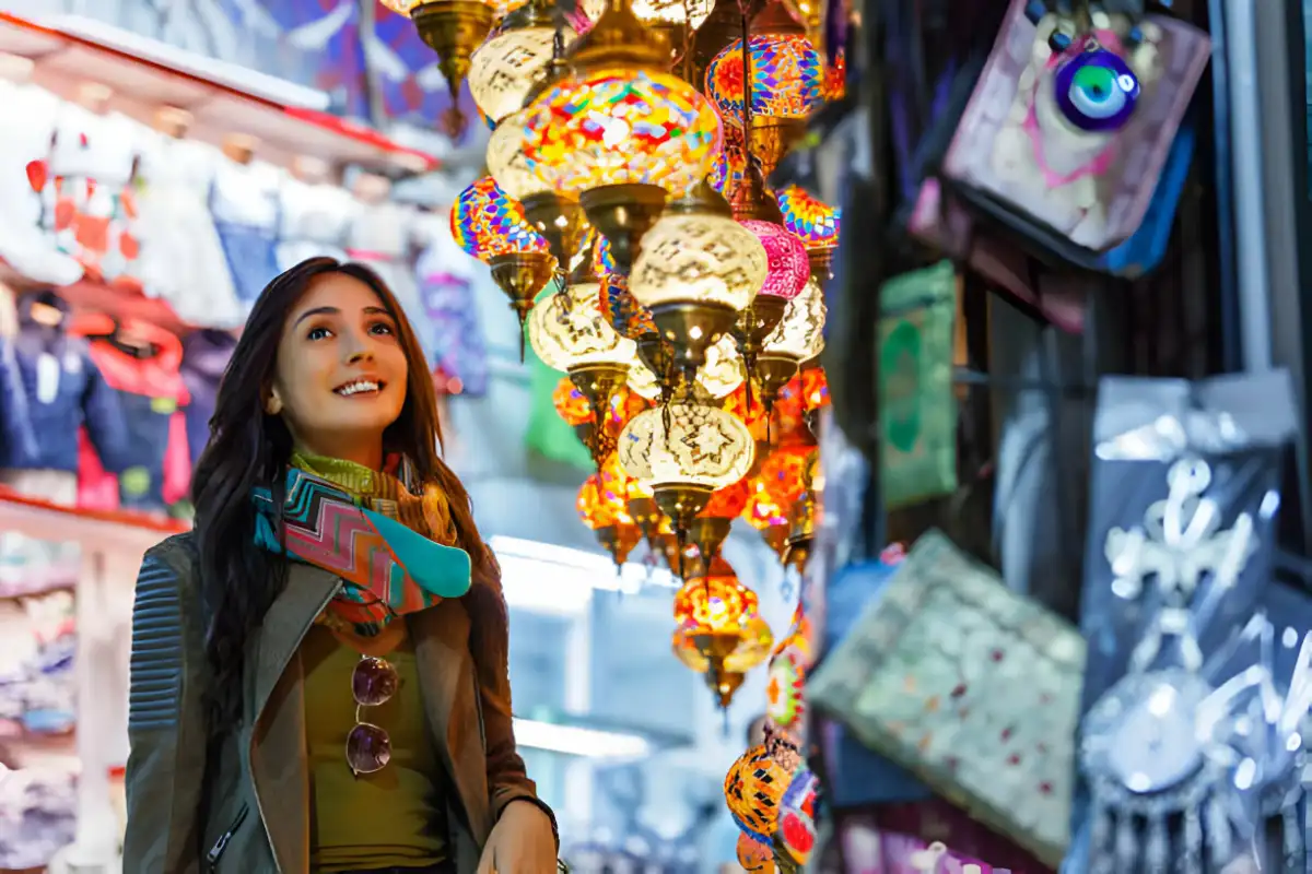 بازار مرشد در قلب دبی، یکی از قدیمی‌ترین و پرجنب‌وجوش‌ترین بازارهای این شهر است.