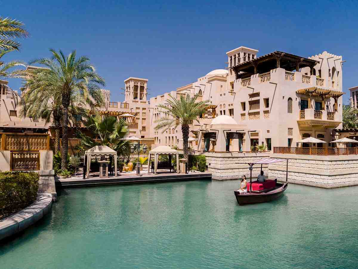 قایق‌سواری در آبراه‌های مدینه‌الجمیرا