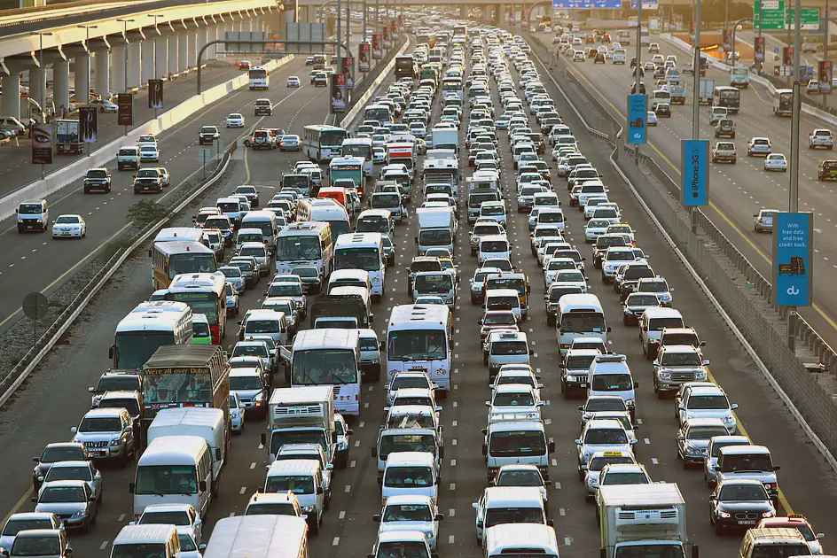 برخی مدارس دبی به تغییر ساعت کلاس‌ها برای کاهش ترافیک فکر می‌کنند