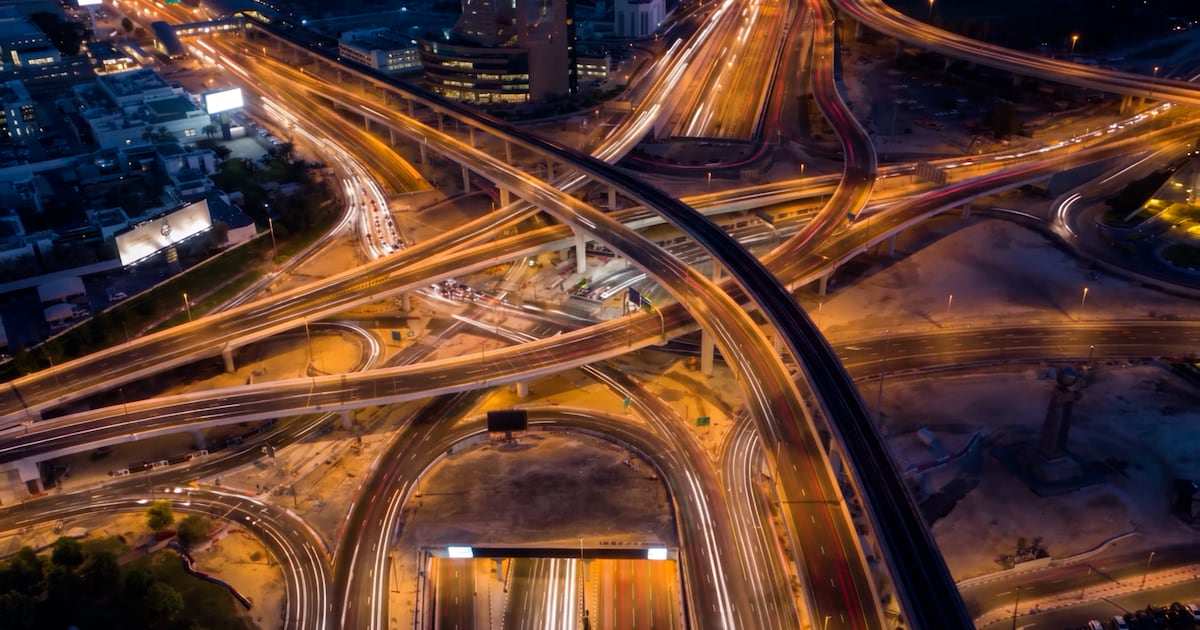 دبي تفتتح الجسر الأخير في مشروع دوار مركز التجارة العالمي الجمعة